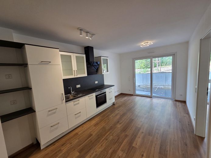 Neubau - Erstbezug - sofort verfügbar! Exklusive 2-Zi-Wohnung mit EBK und Garten sowie Tiefgarage – Wohn-/ Essbereich