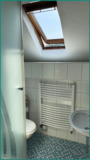 Hinteres Badezimmer mit Echtglasdusche