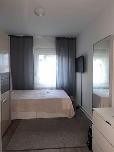 Gepflegte 2½-Zimmer-Erdgeschosswohnung mit großer Wohnküche im 6-Parteienhaus – Schlafzimmer