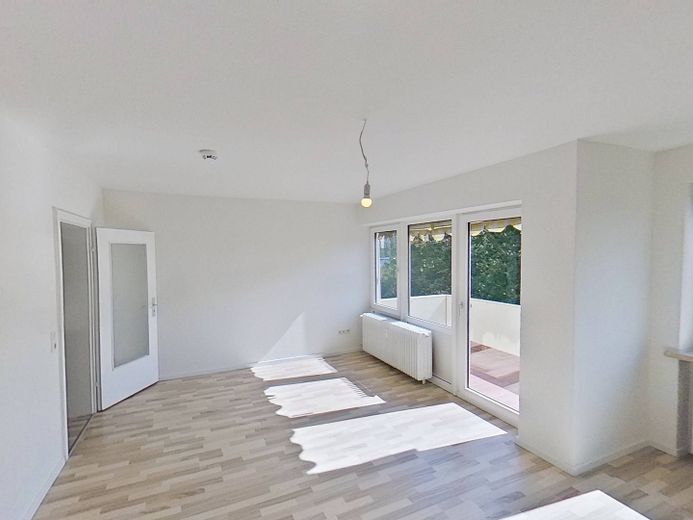 Helle 3-Zi.-Whg. mit BALKON in ruhiger Wohnlage – Ansicht I: Wohn- und Esszimmer