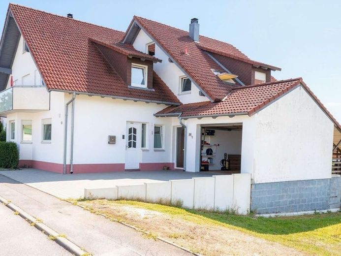 Großzügiges Zuhause mit besonderem Raumgefühl und viel Privatsphäre - FALC Immobilien – Foto 1