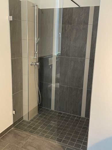 frisch renovierte, neuwertige DHH, einziehen und wohlfühlen – bodengleiche Dusche