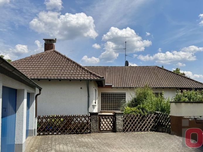 Walmdach-Bungalow mit 3 Garagen auf 842 m² Grundstück – viel Potenzial für Ihr neues Zuhause - – Foto 1