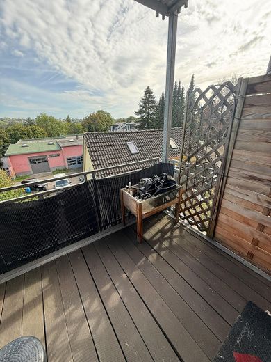 Gut geschnittene 2 Zimmer Wohnung im 2. OG mit Balkon ab dem 01.12.2026. – Balkon Teil II