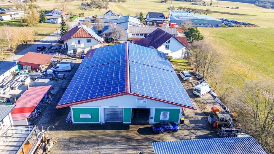 Vielseitig nutzbare Gewerbehalle mit Büro und großzügigem Grundstück in Emmingen-Liptingen – Produktions- und Lagerhalle