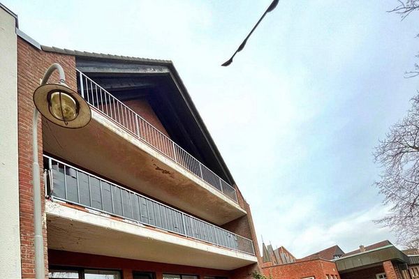 Helle 3-Zimmer-Dachgeschosswohnung mit Balkon und Küche im Zentrum Diepholz (Sanierung vor Einzug)