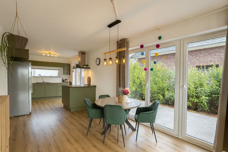 Neuwertig! Freistehendes KFW40 Einfamilienhaus mit großem Garten und Feldblick in einem Neubaugebiet – Essbereich