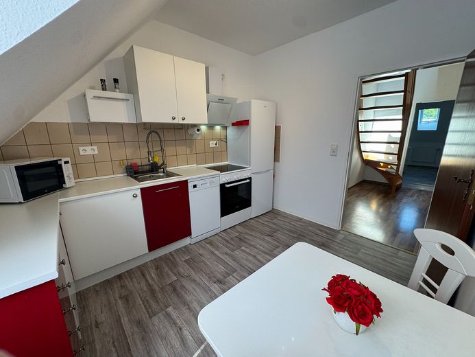 Von Privat, 2 ZKB + offenes Studio, Abst.-R., EBK, Waschtrockner, 1. OG, Carport mit AR, Terrasse – Küche