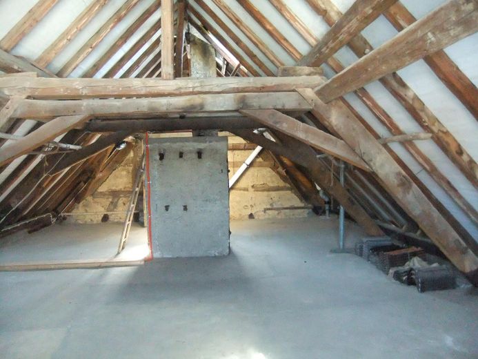 Wohnhaus in Idstein-Heftrich mit großem Innenhof, Scheune und Nebengebäuden – Wohnhausdach ausbaufähig