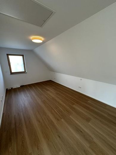 Neubau - Erstbezug - Maisonette - 3 ZW inkl. EBK, Balkon, Stellplatz, Keller, ca. 69m² Wfl. – SZ 2