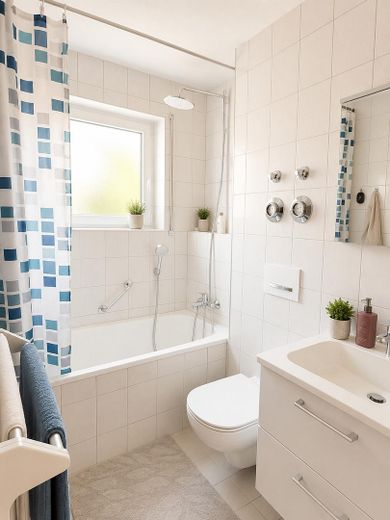 Attractif investissement locatif ou résidence principale – appartement 2 pièces, 1er étage, balcon, parking souterrain, libre d’occupation, à Kehl – Bad