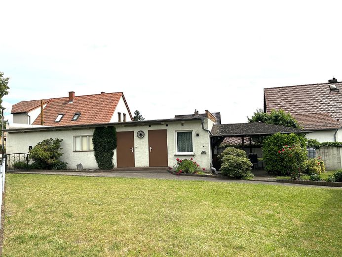 131 m² für Ihre Familie: 4 Schlafzimmer, 2 Bäder, 2 Garagen und keine Käuferprovision – Garten und Nebengebäude