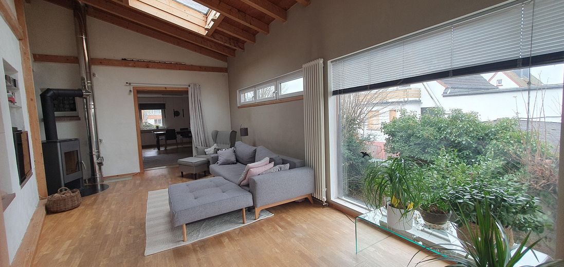 Großzügiges Einfamilienhaus mit 183 m² Wohnfläche – historischer Charme trifft moderne Erweiterung – Wohnzimmer mit Dachfenster