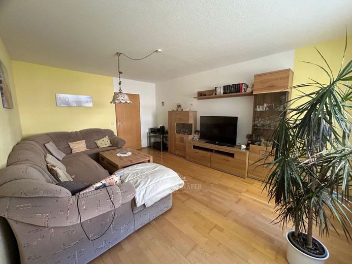 FRANK SCHÄFER IMMOBILIEN - attraktive ETW in MZ-Hechtsheim für Eigennutzer o. clevere Kapitalanleger – Wohnzimmer mit Zugang zum Balkon