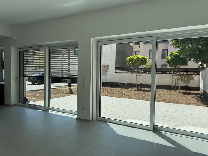 Wohnen mit Loftcharakter mit über 3  Meter Deckenhöhe und eigenem Garten in ruhiger Lage – Blick auf Terrasse und Garten