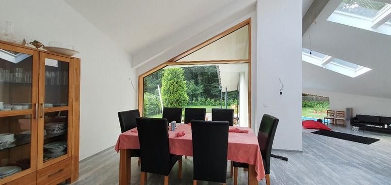 Renoviert & provisionsfrei: Lichtdurchflutete, moderne Villa auf Traumgrundstück – Essbereich