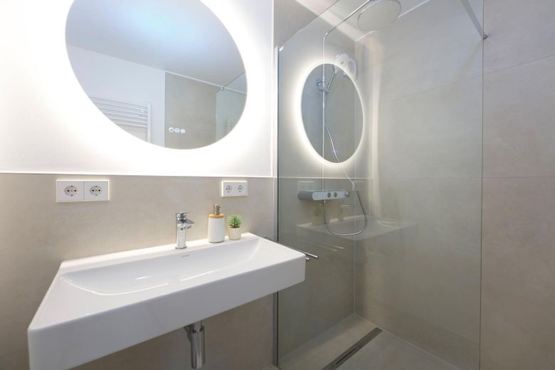 Erstbezug nach Kernsanierung: 4-Zimmer-Wohnung mit PV-Mieterstrom & TG-Stellplatz in S-Heumaden – Bad