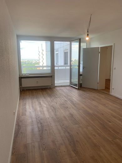 Erstbezug nach Sanierung: Helle 2,5-Zimmer-Wohnung mit Weitblick, Aufzug & TG in Heusenstamm – Wohnzimmer mit Balkon