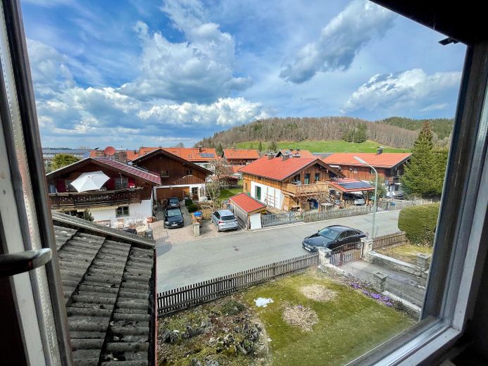 Teilbares Baugrundstück mit Bergblick – ideal für Doppelhaus/MFH oder EFH – Ruhige Seitenstraße
