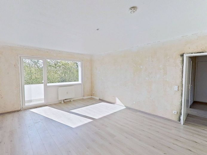 KENDİNİZ YENİLEYİN VE TASARRUF EDİN: BALKONLU ve bol ışık alan büyük 4 odalı daire – Ansicht I: Wohn- und Esszimmer