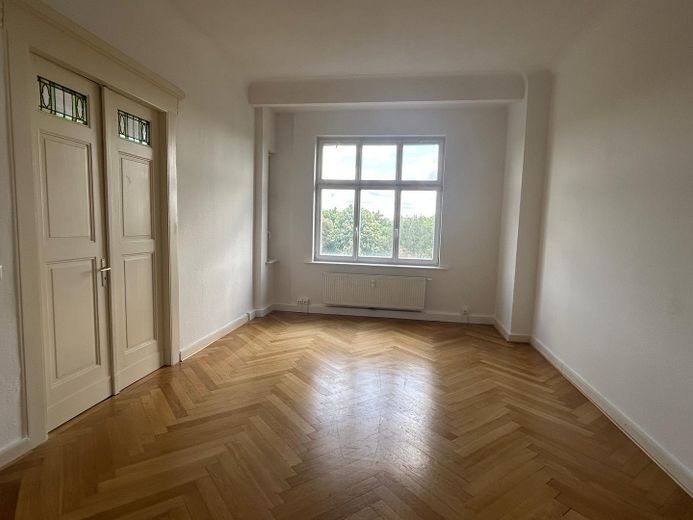 Frisch renoviert: 4-Zimmer-Whg. mit franz. Balkon am Rande des Paulusviertels – Wohnzimmer