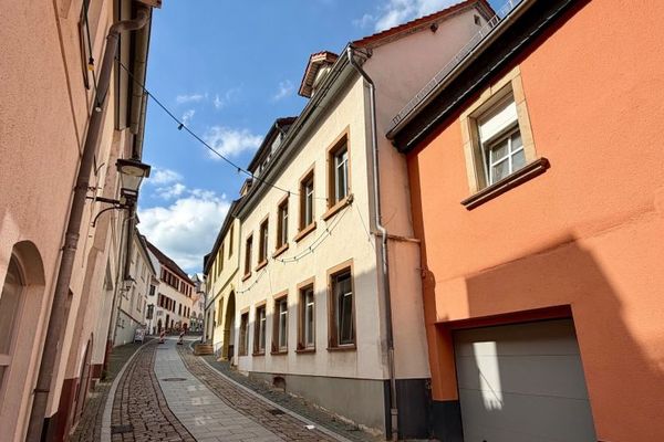 EUPORA® Immobilien: Mehrfamilienhaus mit Innenhof im Zentrum von Kirchheimbolanden.