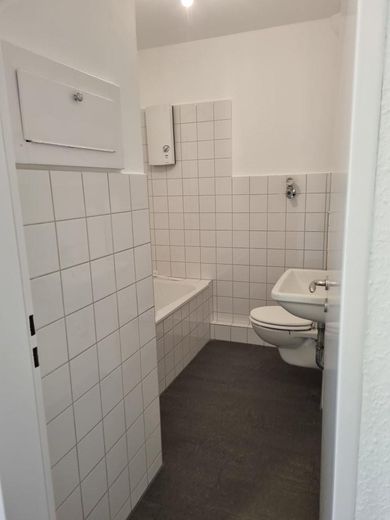 Helle 2- Zimmer Wohnung zur Miete – Badezimmer