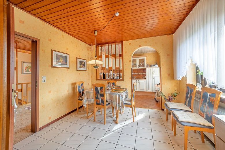 Sommer in Ihrem neuen Zuhause - Bungalow mit Terrasse - Balkon - Garage und viel Garten in Krunkel – Esszimmer