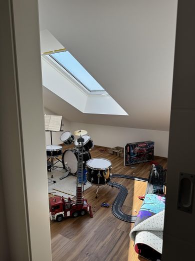 Lichtdurchflutetes Zweifamilienwohnhaus, komplett saniert 2021 in ruhiger Lage von Herrenberg – Hobbyraum DG
