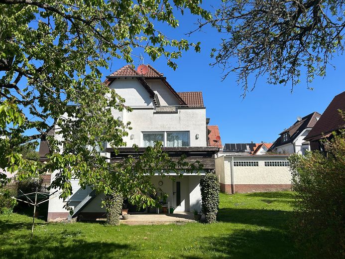 Zweifamilienhaus mit Potenzial: Eine Wohnung bezugsfertig, eine Wohnung zum gestalten und mit viel Raum für eigene Ideen – Foto 1