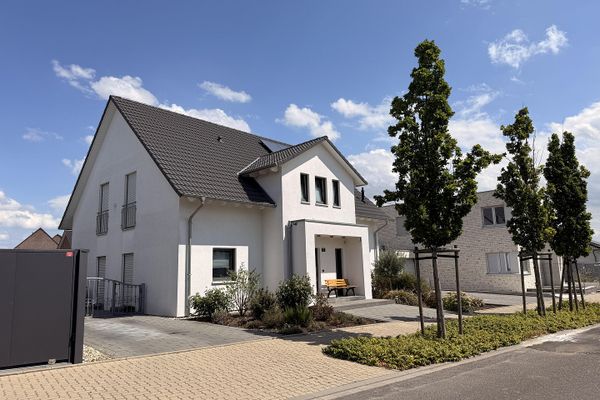 Modernes freistehendes Einfamilienhaus mit viel Platz & großem Garten | Baujahr 2021