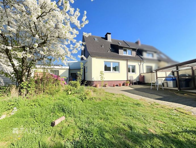 Perfekt für Familien: Haus mit Garten, Garage und Entwicklungspotenzial – Außenansicht