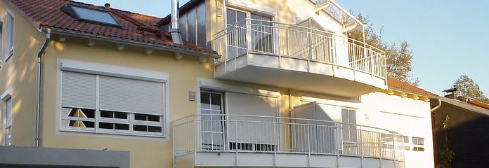 Moderne 3-Zimmer Wohnung mit Balkon, EBK und Garage – Hausansicht