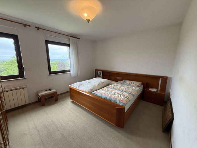 Charmantes Ein- bis Zweifamilienhaus mit Lagerflächen &amp; vielseitigem Entwicklungspotenzial – Schlafzimmer