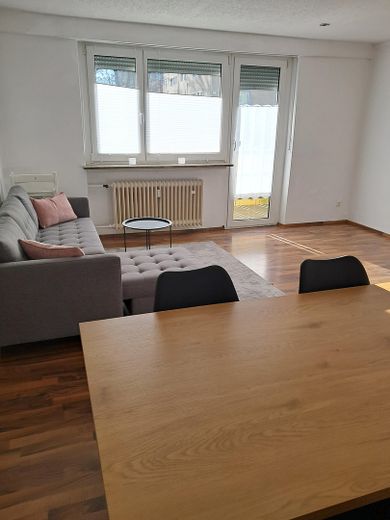 Tamamen mobilyalı WG odası (kadınlar için) Hof’un merkezi konumunda 3 kişilik WG’de - 450€ tüm giderler dahil kira (ek yan gider yok) – Wohnzimmer mit Balkon