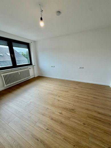 Vollständig frisch renovierte 4-Zimmer-Wohnung mit Balkon und neuer Einbauküche – Schlafzimmer ca. 14,5 m²