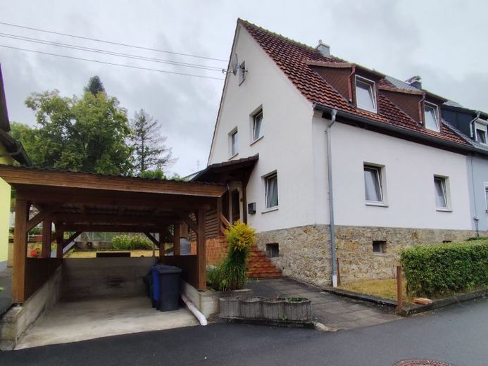 Handwerkertraum mit Potenzial: Familienfreundliche Doppelhaushälfte mit Gartenoase in Stadtsteinach! – Foto 1