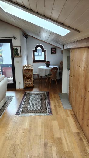 Möbliertes 1 Zimmer Appartment mit Bergblick – Wohnraum