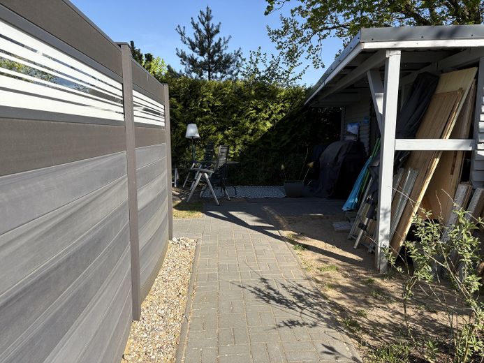 Garten Seite mit Schuppen 1
