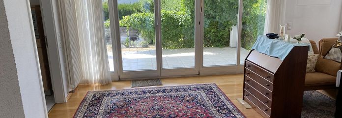 Traumwohnung Dreisamtal – Wohnzimmer und Balkon