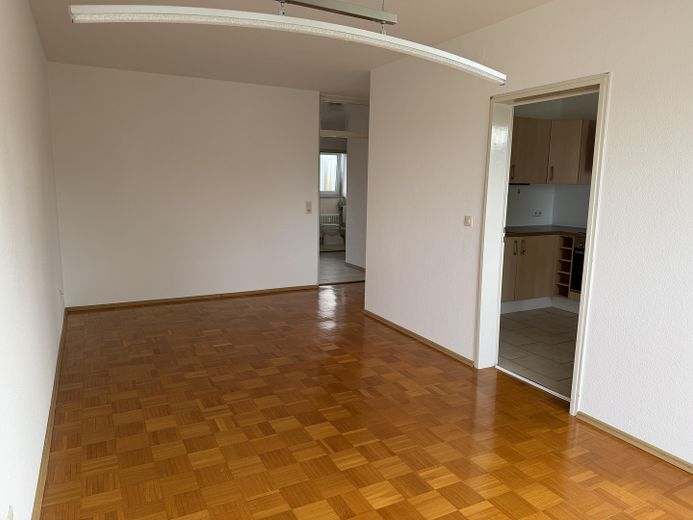 senza provvigione | 53 m² | 2 locali | balcone esposto a sud | cucina componibile | posto auto incluso – Wohnzimmer