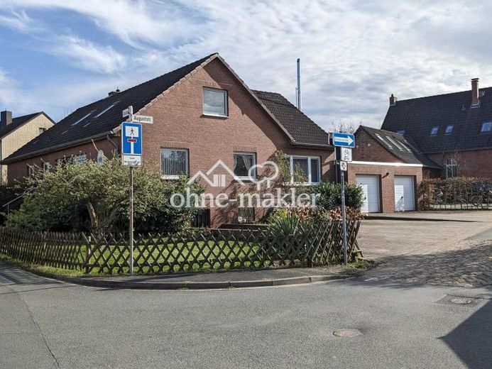 Freistehendes EFH mit Einliegerwohnung, Doppelgarage & großem Grundstück – Foto 1