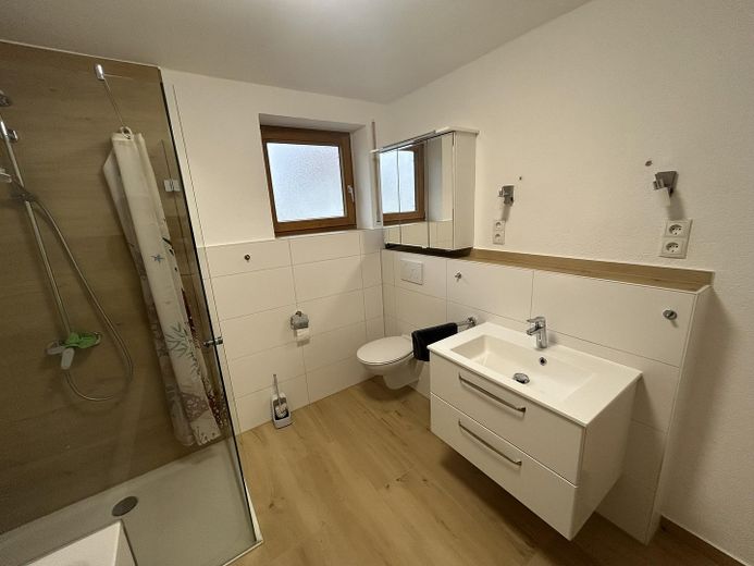 Gemoderniseerde twee-onder-een-kapwoning op toplocatie in Senden‑Aufheim – 140 m² woonoppervlak + groot kantoor - provisievrij – Modernisiertes Bad im OG