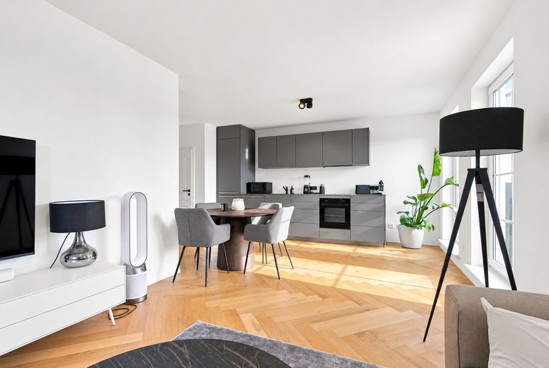 Hochwertig modernisierte Endetagenwohnung in begehrter Wohnlage – provisionsfrei – Wohn- Essbereich