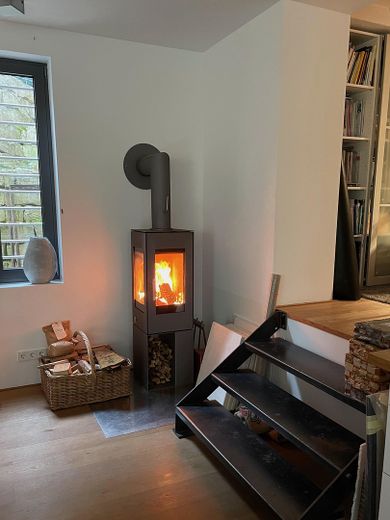 Sonniges Reihenendhaus mit Atelier - ruhige, familienfreundliche Lage, Garten & Blick über Skyline – Eingang Atelier / Kaminofen