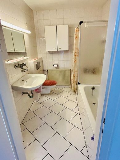 Casa con potencial para dos unidades residenciales en Colonia Flittard – Badezimmer, Obergeschoss