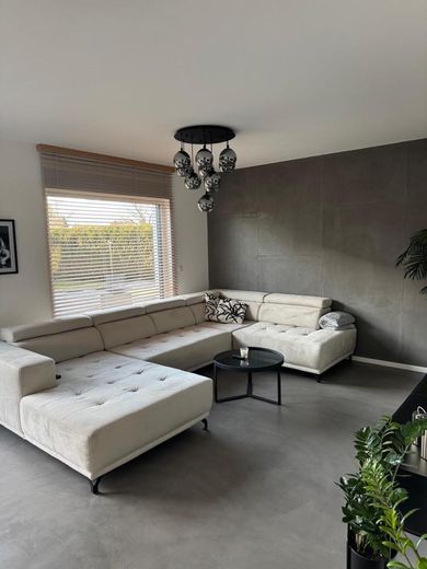 !SAHİBİNDEN SATILIK! Çift garajlı ve ısıtmalı havuzlu, son derece bakımlı 6 odalı şehir villası – Wohnzimmer