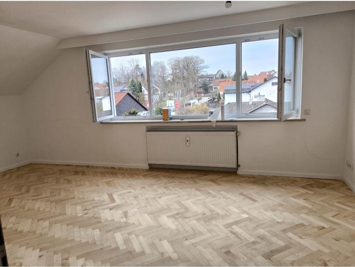 Direct beschikbaar, volledig gerenoveerd 3-kamerappartement op de bovenste verdieping met tuin, garage, 2 parkeerplaatsen & PV-installatie – Foto 2