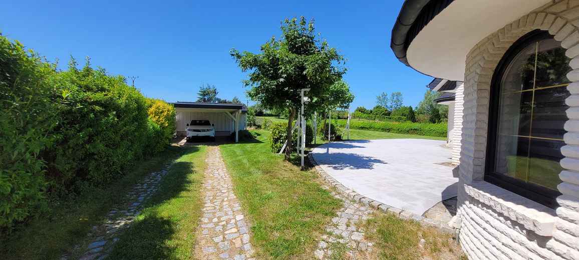 Grosszügiges Architektenhaus in reizvoller Lage von Schwerin – Carport