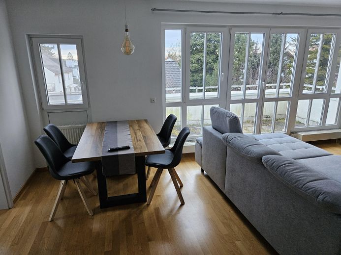 Appartamento arredato di 2 locali con balcone, posto auto TG e WLAN – ideale per expat – Wohn-/Esszimmer